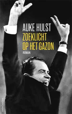 Auke Hulst Zoeklicht op het gazon Recensie