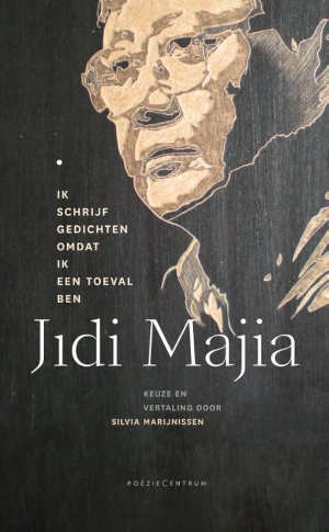 Jidi Majia Ik schrijf gedichten omdat ik een toeval ben Recensie