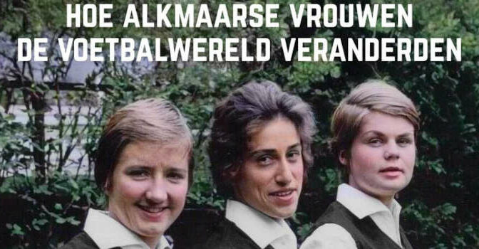 De vrouwen van 61 boek van Jurryt van de Vooren over hoe Alkmaarse vrouwen de voetbalwereld veranderden