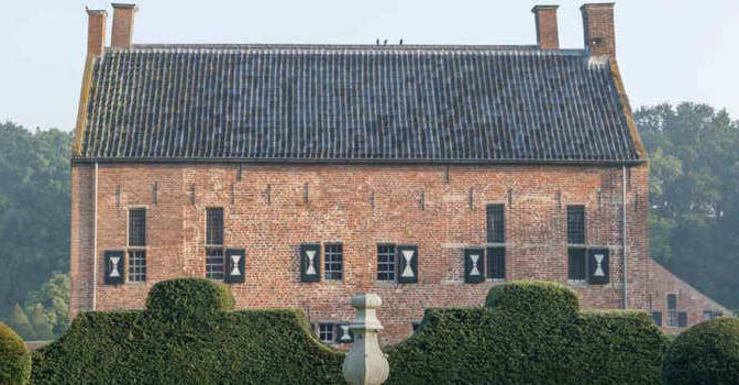 Menkemaborg Martin Hillenga boek over het kasteel op de klei in Uithuizen, Groningen