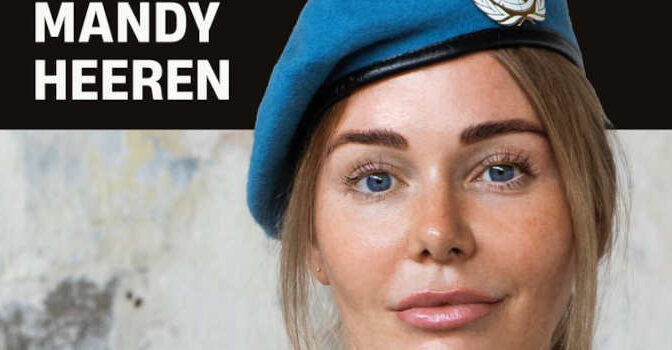 Blauwe scherven Mandy Heeren boek Hoe houd je als vrouw stand in oorlogsgeweld