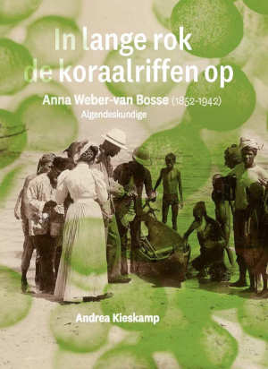 Andrea Kieskamp in lange rok de koraalriffen op