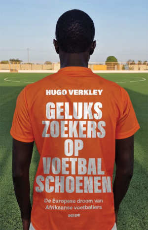 Hugo Verkley Gelukszoekers op voetbalschoenen recensie