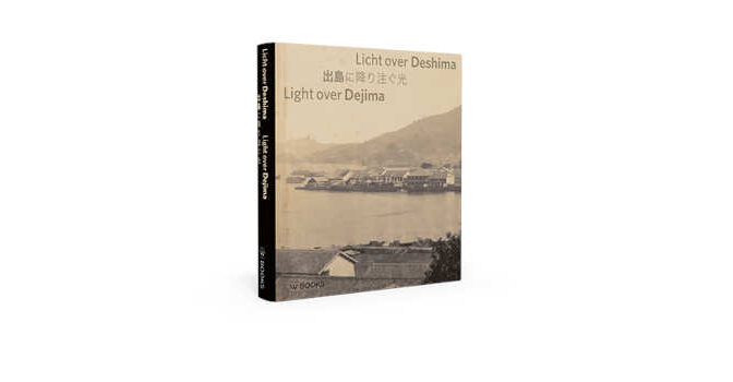 Licht over Deshima boek met 19e-eeuwse foto's van het Japanse eiland